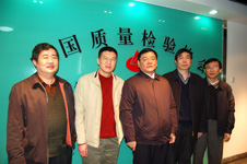 2009年1月19日,質檢總局副局長劉平均到中國質量檢驗協會考察;圖為劉平均親切接見時任協會秘書長張軍、協會秘書長助理張明和相關人員。